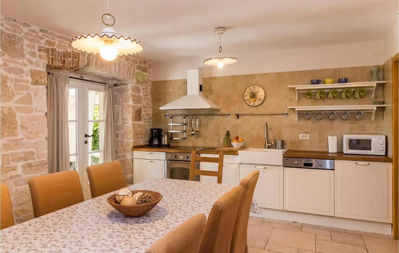 Amazing Home In Liznjan With Kitchen 0*,