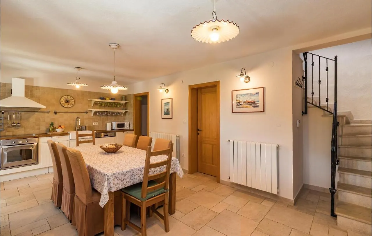 Amazing Home In Liznjan With Kitchen