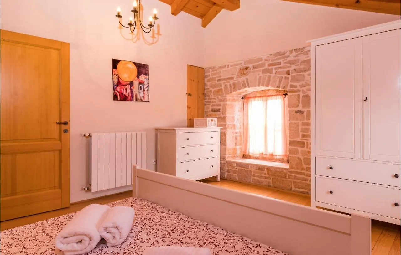 Amazing Home In Liznjan With Kitchen